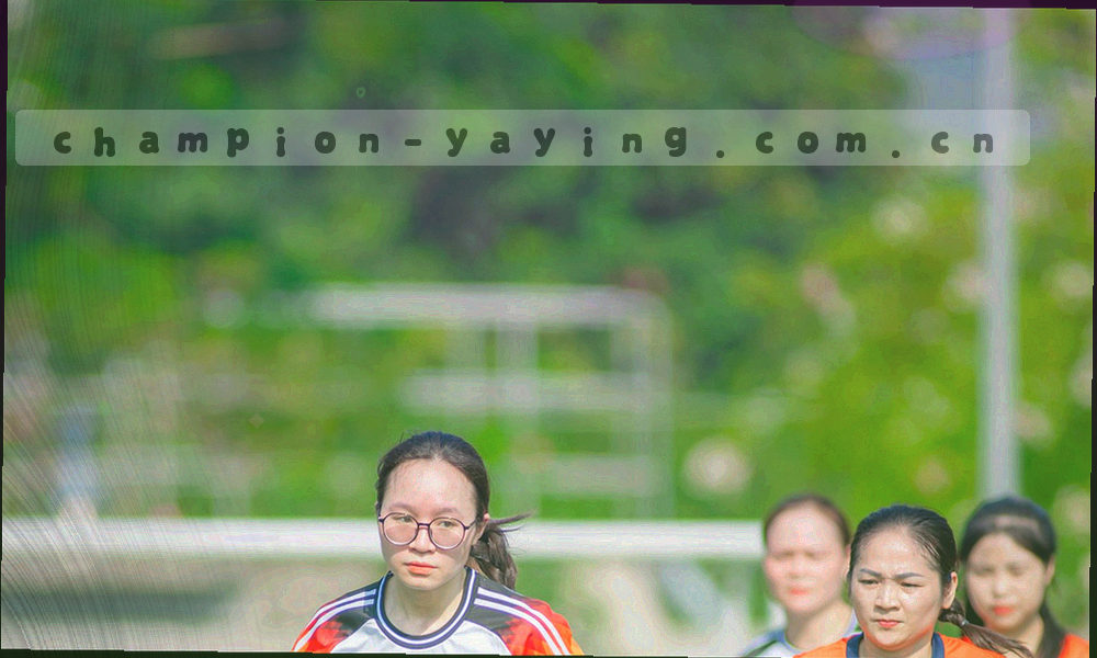 织物围巾与看台栏杆特写，暖赭石与深青配色，画面中无品牌标识与可辨认人物